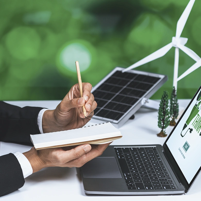 manos con portátil y libreta