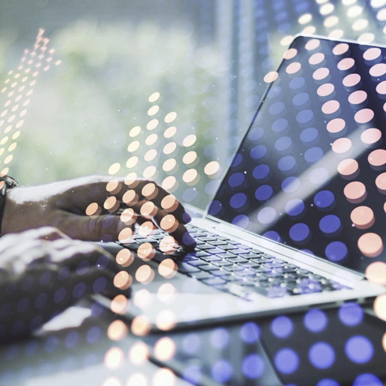 manos con portátil con iconos flecha