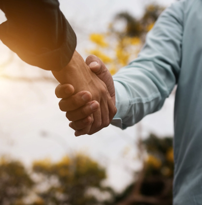 manos estrechándose