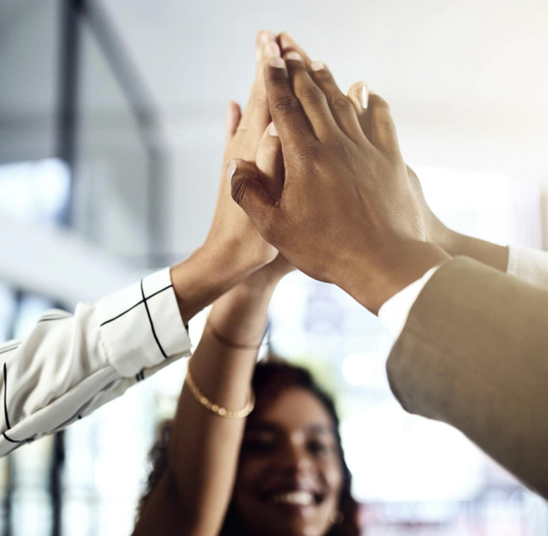 manos juntándose en señal de alianza