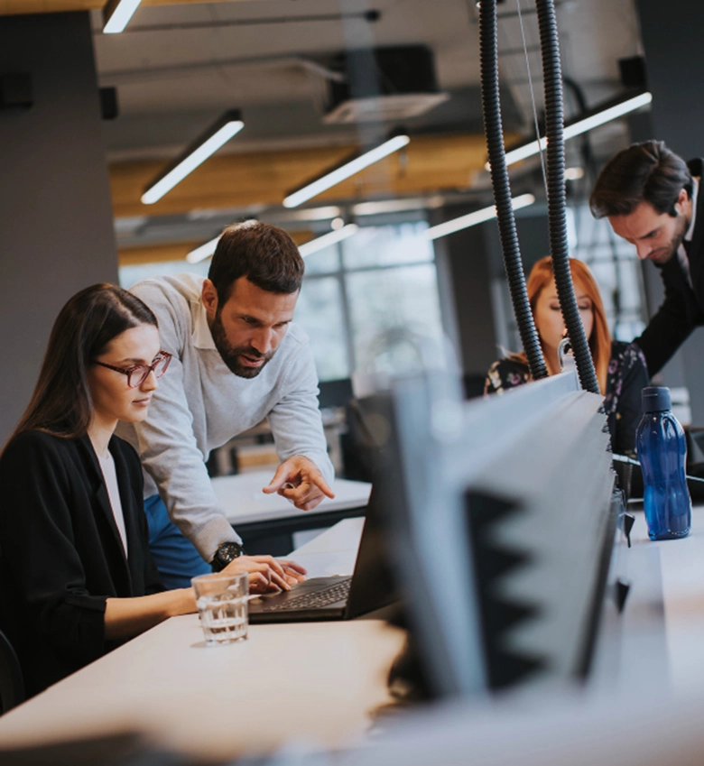 grupo de trabajadores en oficina