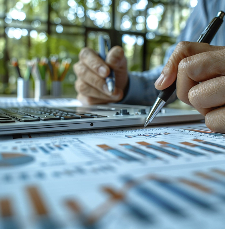 manos con bolígrafos mirando gráficos