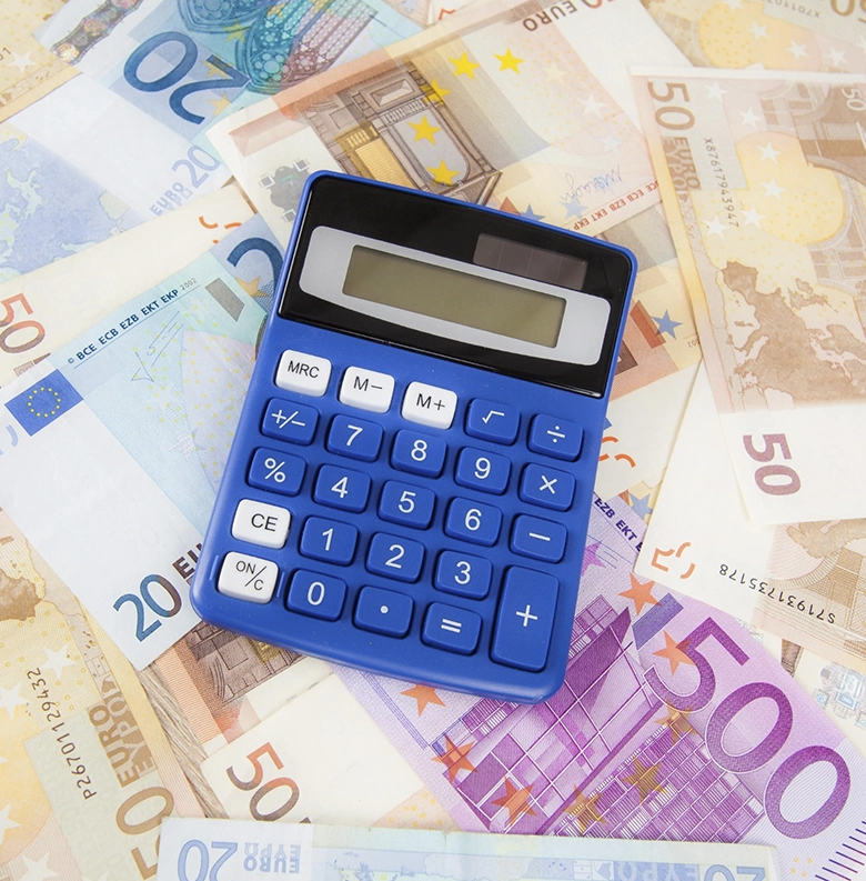 calculadora y billetes