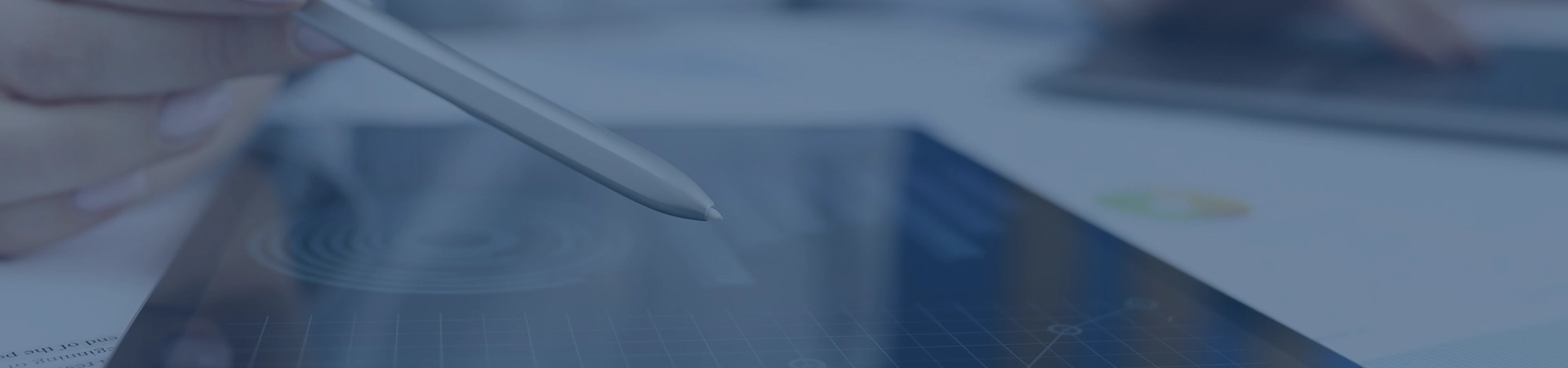 manos mirando gráficos