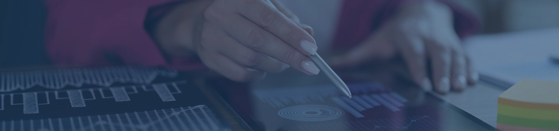 manos mirando gráficos